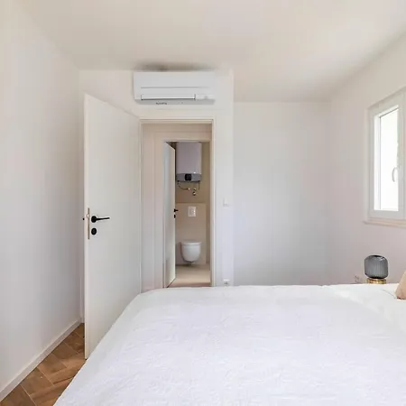 Nova Lux, New-build Beachfront 别墅