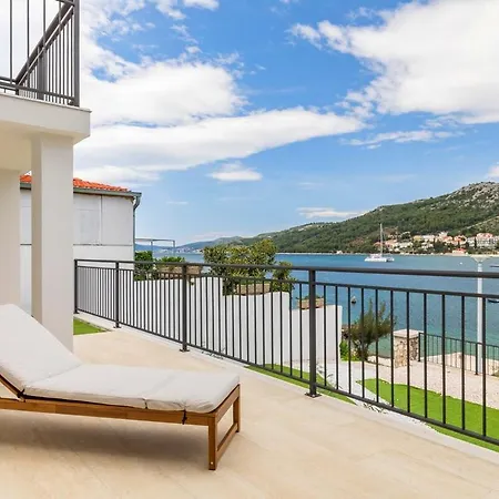 Nova Lux, New-build Beachfront 别墅