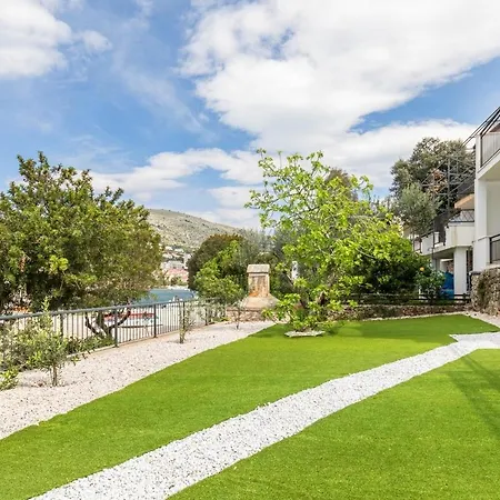 Luxury Beachfront Villa Seget Vranjica